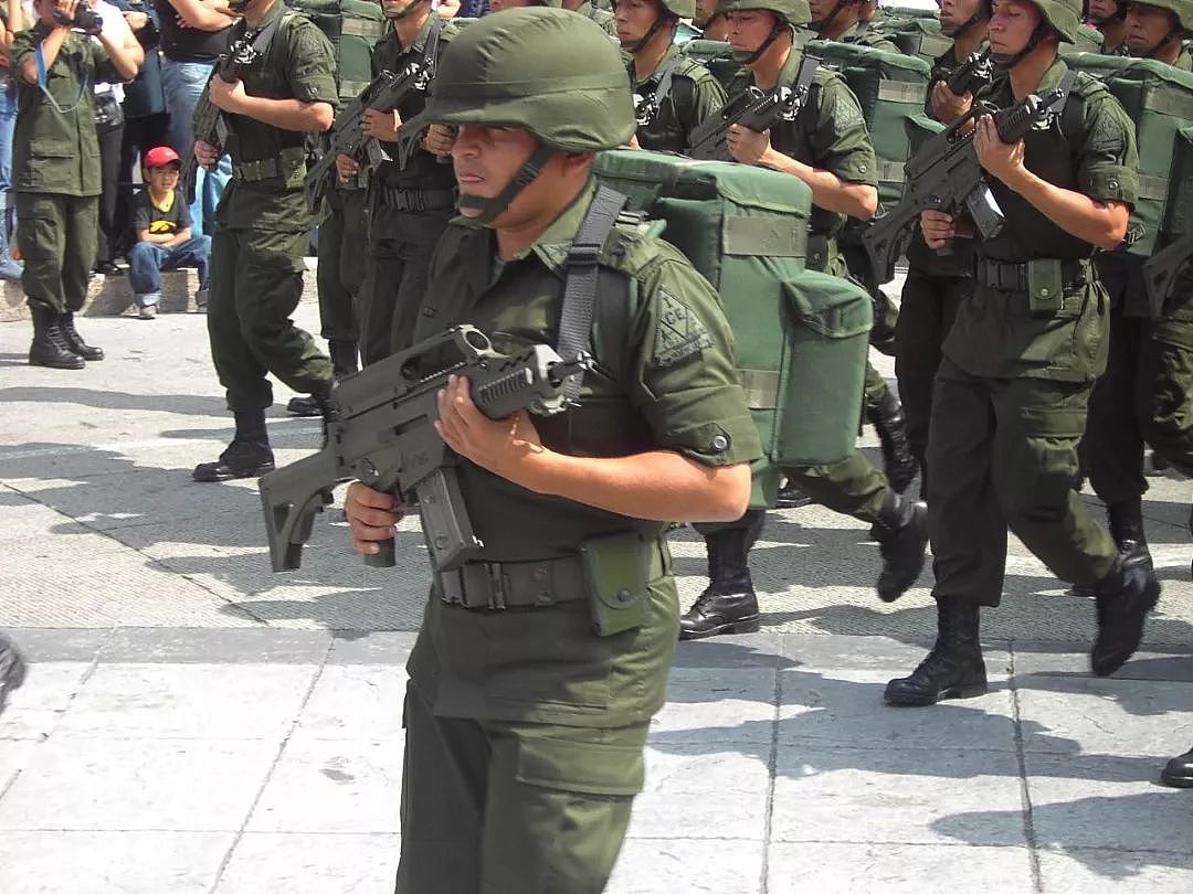 好枪在手，墨西哥军警却被毒贩包围，总统被迫释放毒枭｜轻武专栏 - 11
