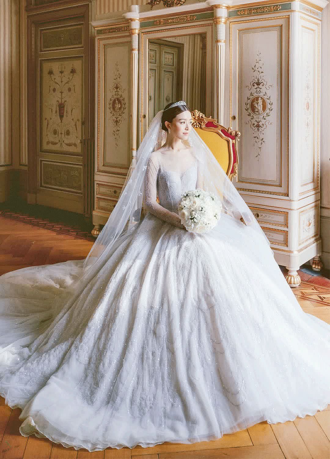【时尚】2019最美新娘子们｜凡尔赛宫的婚宴，12套婚纱，8300个小时手工刺绣 - 85