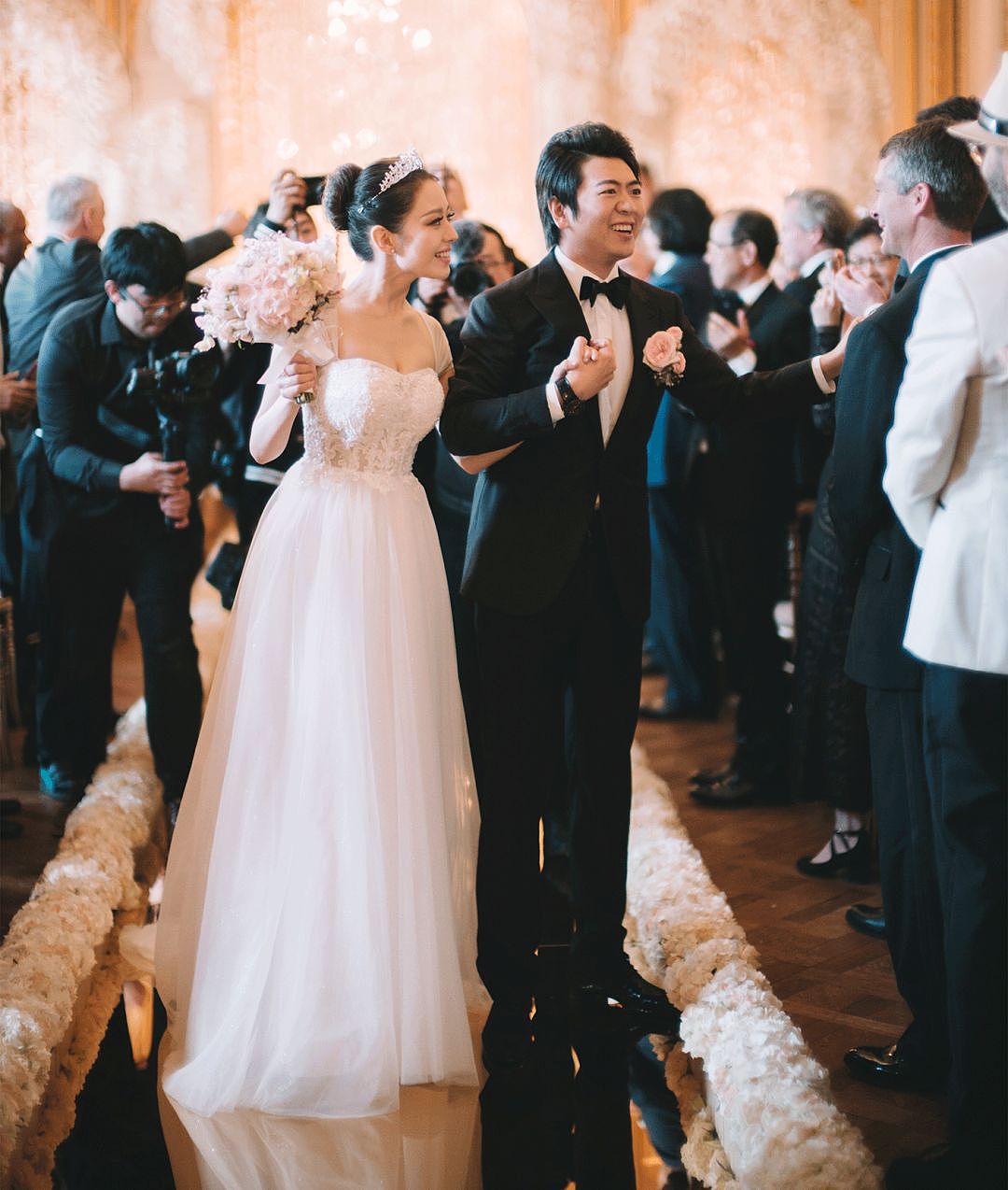 【时尚】2019最美新娘子们｜凡尔赛宫的婚宴，12套婚纱，8300个小时手工刺绣 - 47