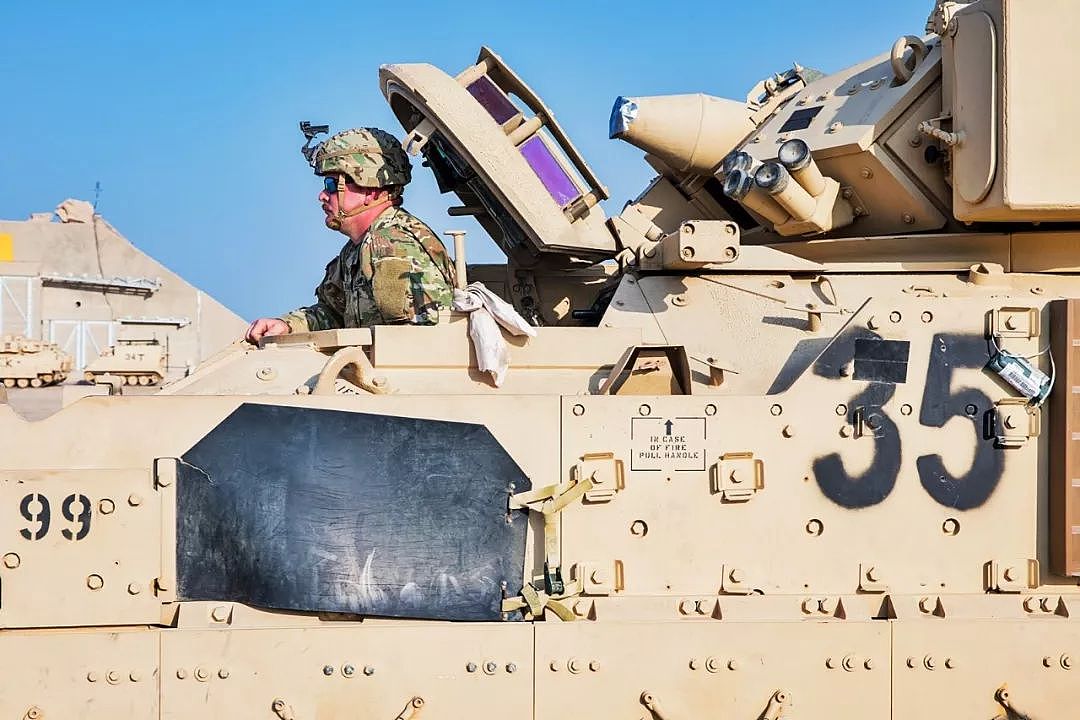 美驻叙部队遭袭击？美军大批装甲车准备开赴叙利亚 | 图说 - 5