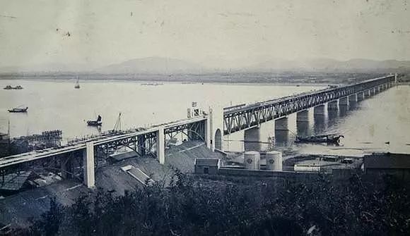 他建成中国第一所钢铁大桥，89天后，含泪亲手炸掉 - 16