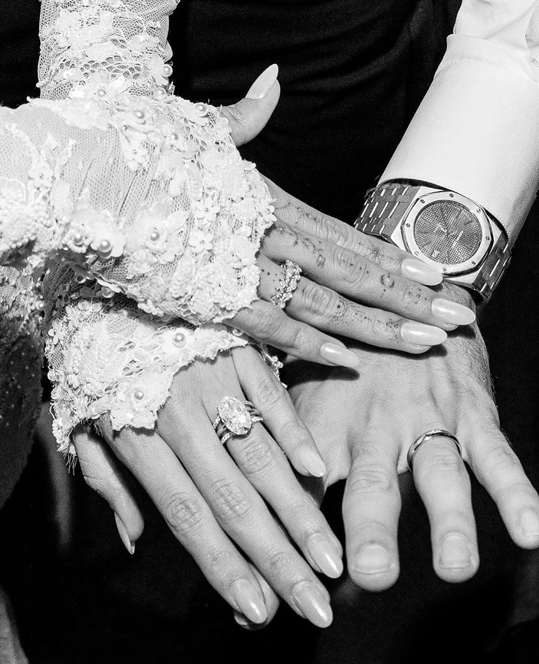 【时尚】2019最美新娘子们｜凡尔赛宫的婚宴，12套婚纱，8300个小时手工刺绣 - 123