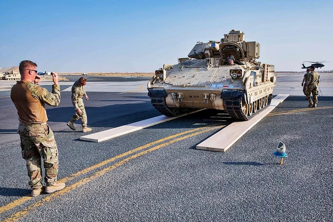 美驻叙部队遭袭击？美军大批装甲车准备开赴叙利亚 | 图说 - 6