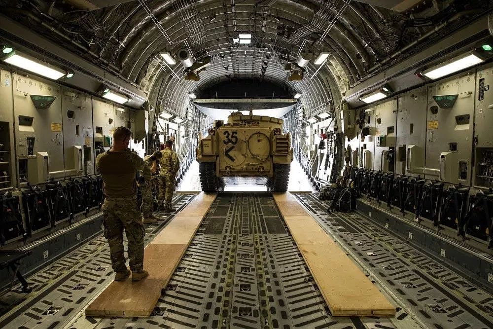 美驻叙部队遭袭击？美军大批装甲车准备开赴叙利亚 | 图说 - 11