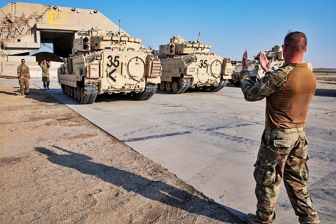 美驻叙部队遭袭击？美军大批装甲车准备开赴叙利亚 | 图说 - 2