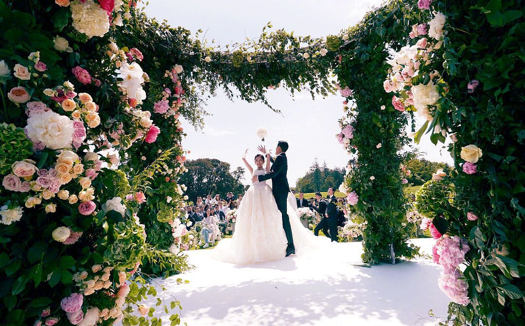 【时尚】2019最美新娘子们｜凡尔赛宫的婚宴，12套婚纱，8300个小时手工刺绣 - 74
