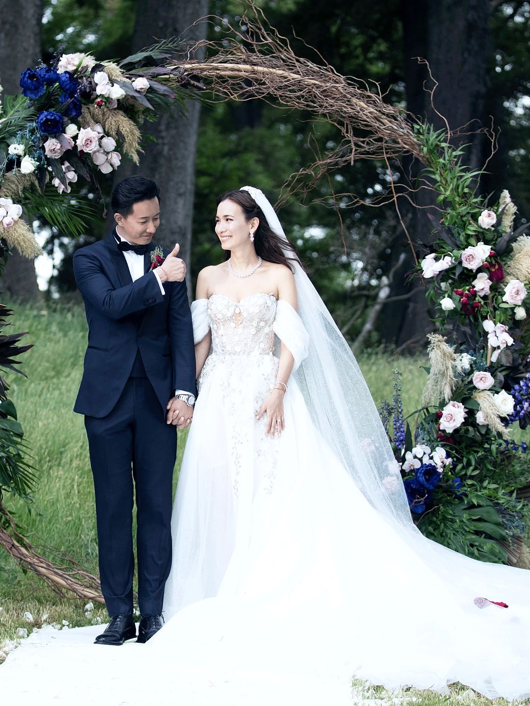 【时尚】2019最美新娘子们｜凡尔赛宫的婚宴，12套婚纱，8300个小时手工刺绣 - 10