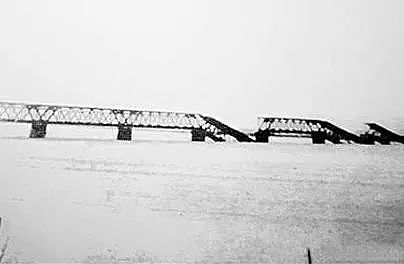 他建成中国第一所钢铁大桥，89天后，含泪亲手炸掉 - 18