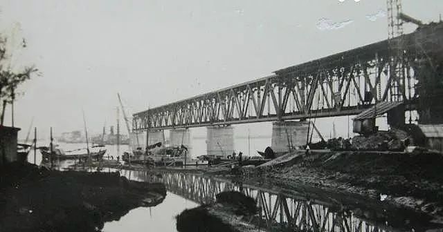 他建成中国第一所钢铁大桥，89天后，含泪亲手炸掉 - 15