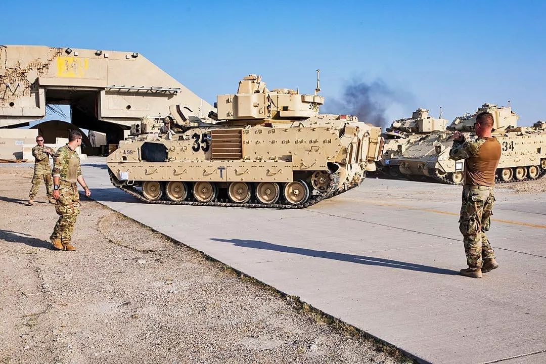 美驻叙部队遭袭击？美军大批装甲车准备开赴叙利亚 | 图说 - 3