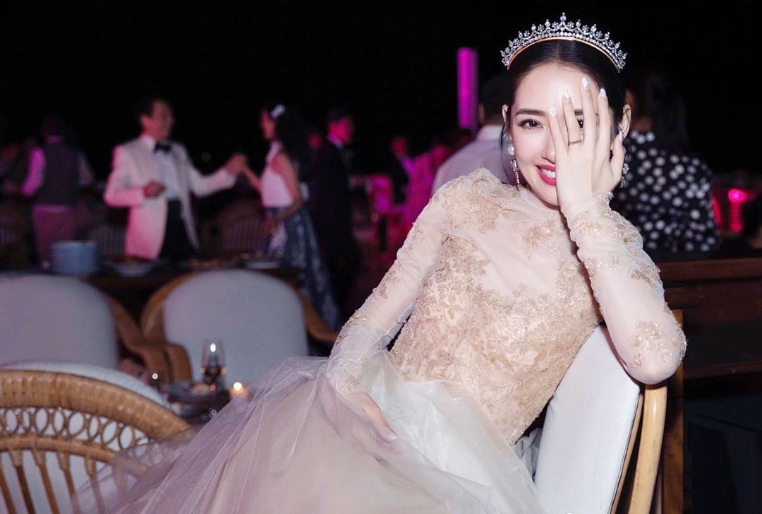 【时尚】2019最美新娘子们｜凡尔赛宫的婚宴，12套婚纱，8300个小时手工刺绣 - 68