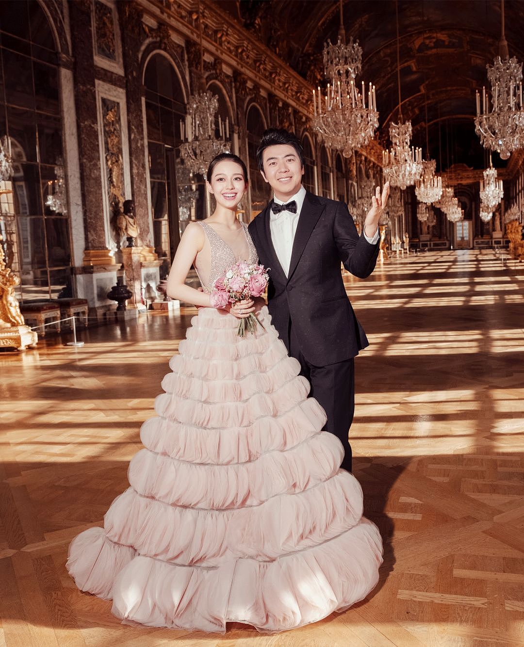 【时尚】2019最美新娘子们｜凡尔赛宫的婚宴，12套婚纱，8300个小时手工刺绣 - 49