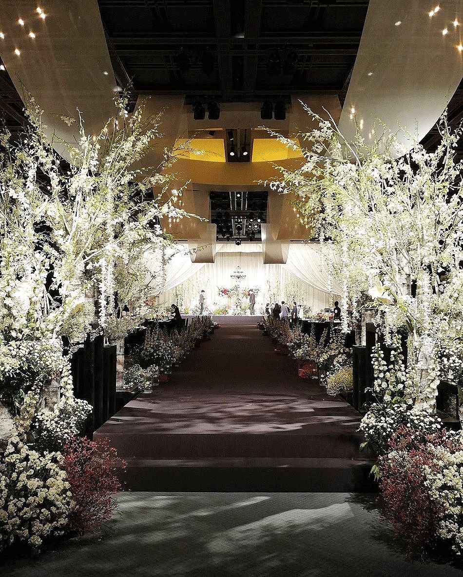 【时尚】2019最美新娘子们｜凡尔赛宫的婚宴，12套婚纱，8300个小时手工刺绣 - 97