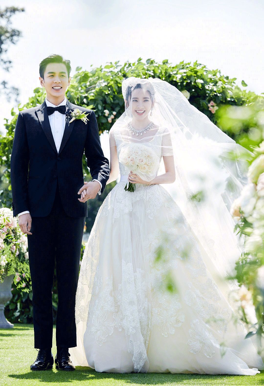 【时尚】2019最美新娘子们｜凡尔赛宫的婚宴，12套婚纱，8300个小时手工刺绣 - 75