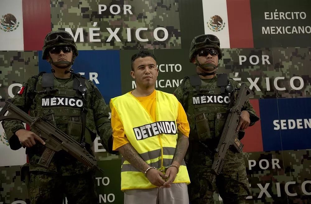 好枪在手，墨西哥军警却被毒贩包围，总统被迫释放毒枭｜轻武专栏 - 13