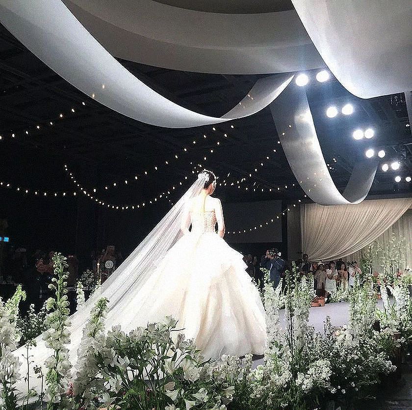 【时尚】2019最美新娘子们｜凡尔赛宫的婚宴，12套婚纱，8300个小时手工刺绣 - 100