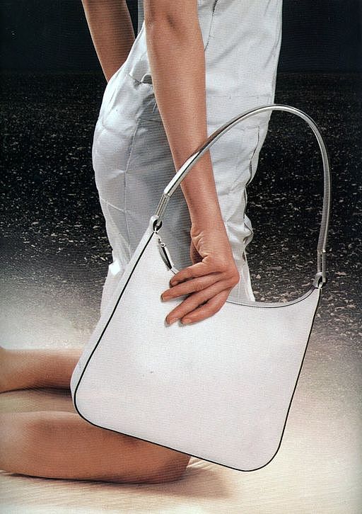 【时尚】如今最时髦的年轻人 都在背Prada这只包 - 3