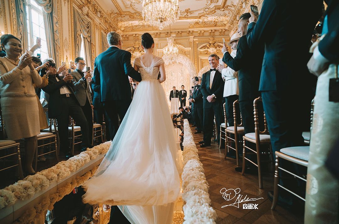 【时尚】2019最美新娘子们｜凡尔赛宫的婚宴，12套婚纱，8300个小时手工刺绣 - 48