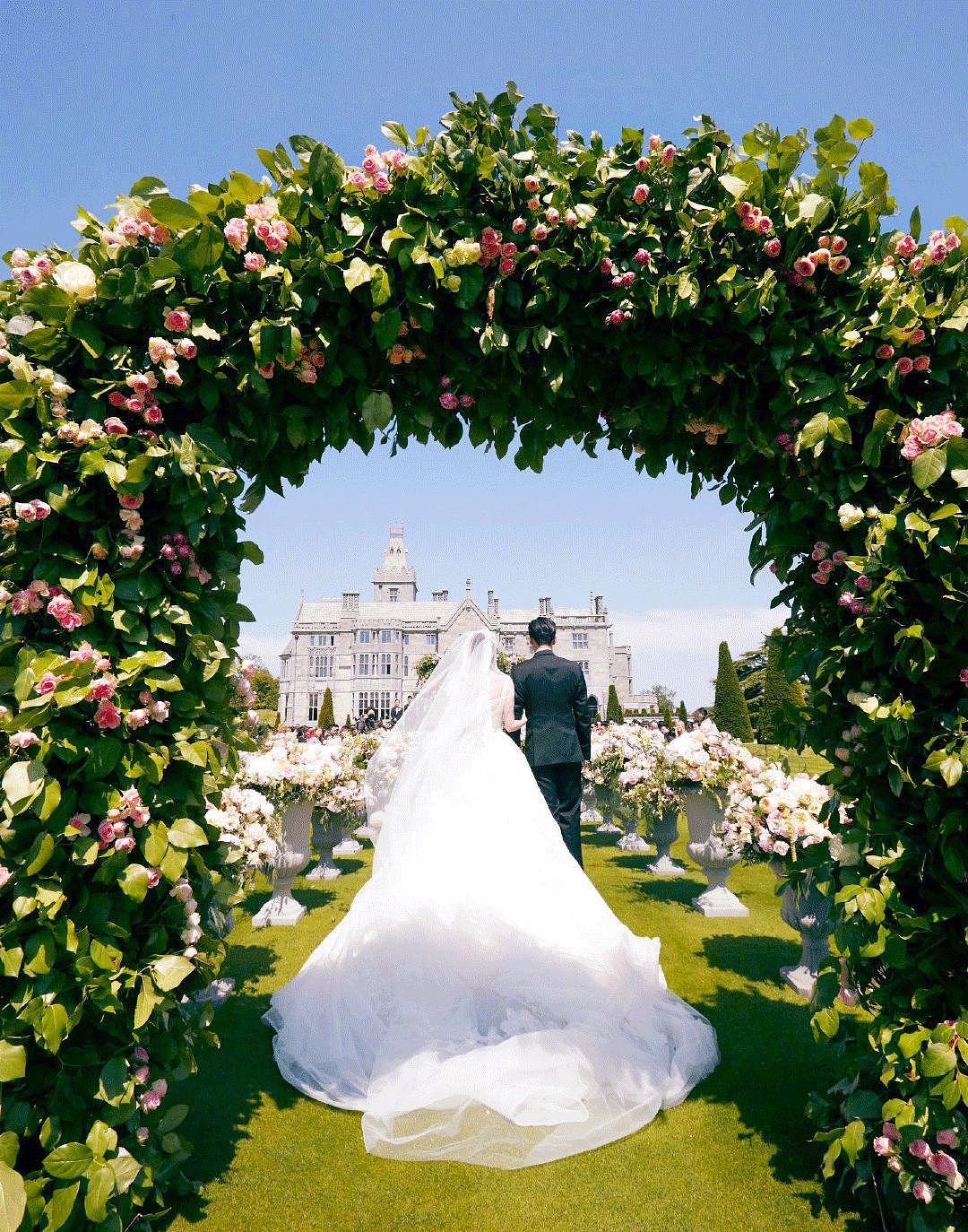 【时尚】2019最美新娘子们｜凡尔赛宫的婚宴，12套婚纱，8300个小时手工刺绣 - 71