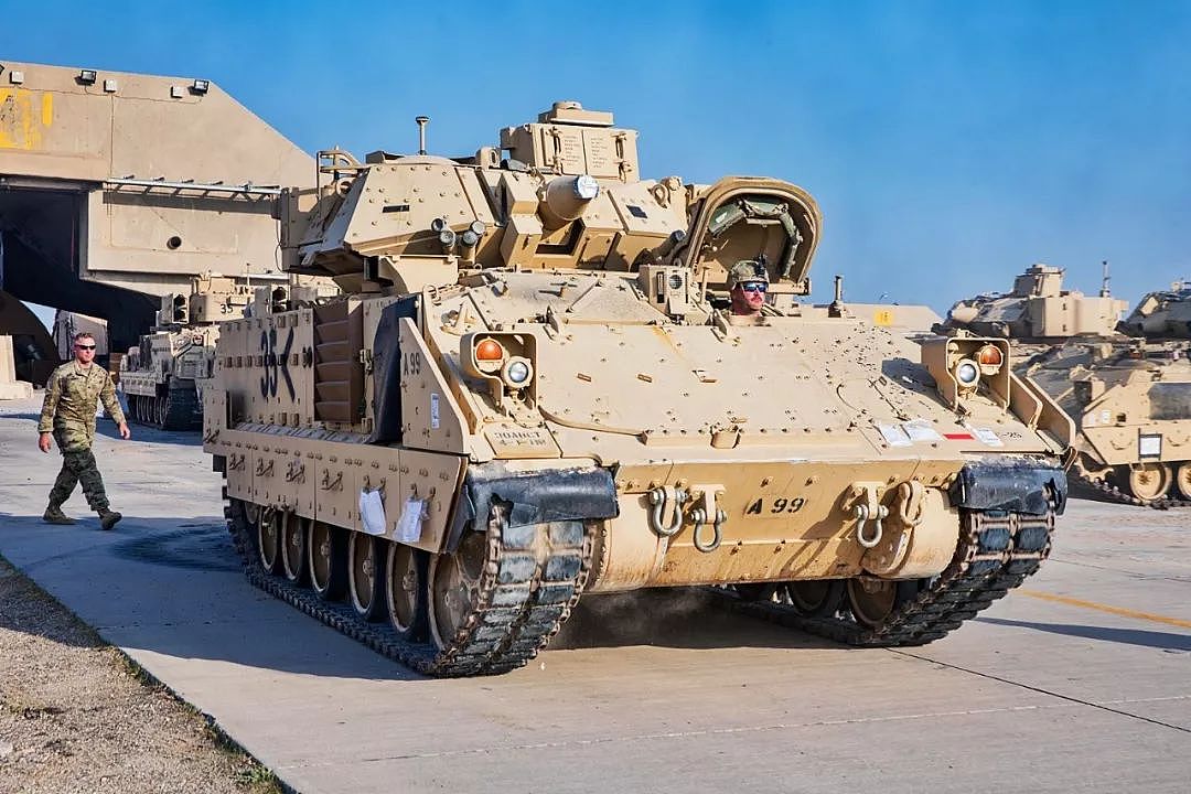 美驻叙部队遭袭击？美军大批装甲车准备开赴叙利亚 | 图说 - 4