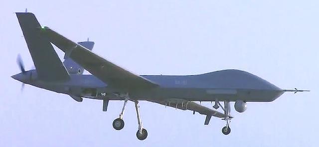 最新照片显示：翼龙-2无人机机腹下多了新的东西引发关注