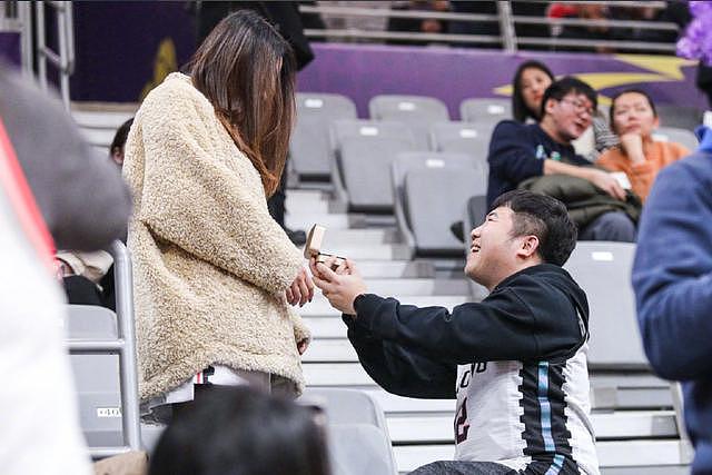 郭艾伦杨鸣在一起！杨鸣球迷求婚大侄子粉丝 周围球迷起哄：嫁给他