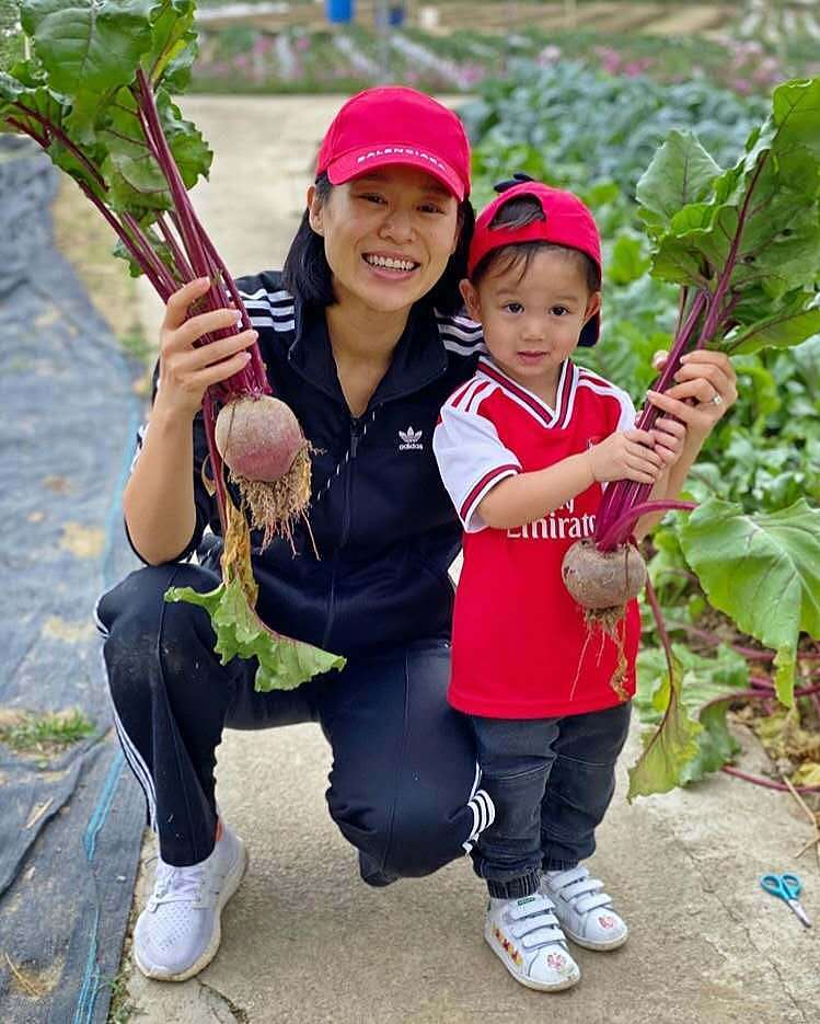 40岁胡杏儿素颜晒全家福！皮肤蜡黄显真实，俩萌娃甜笑得太可爱