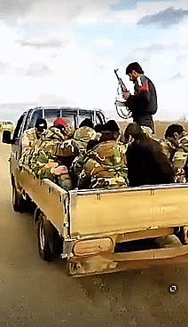 1名叛军押送一车叙军俘虏，没一人敢反抗：叙军一个据点集体被俘