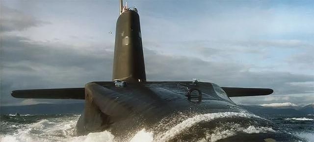史上最快核潜艇：44节狂追美国航母，美军无奈认输：实在跑不动了