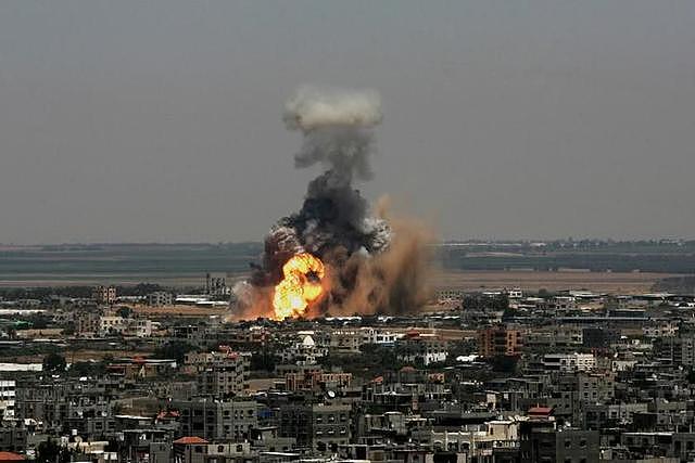 凌晨战斗打响，伊朗导弹基地凌晨突然剧烈爆炸：火光震撼大马士革