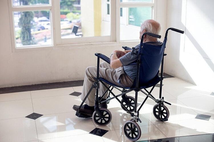 死于养老院的102岁老人：被护工绑在床上7天，死前一直在挣扎