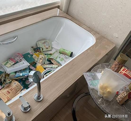 不自律？黄博文晒酒店房间，自夸不看电视不泡澡，浴缸却堆满零食