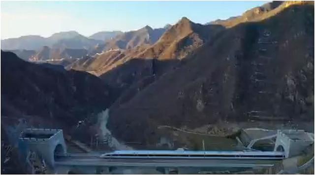 中国高铁再次引领全球！地下100米穿越八达岭长城，世界为之惊叹