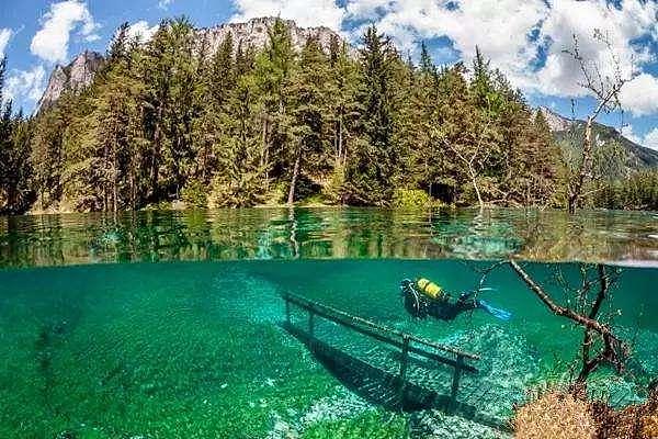 全球最美湖泊榜单 中国一湖泊上榜 你见过五彩斑斓的湖水吗