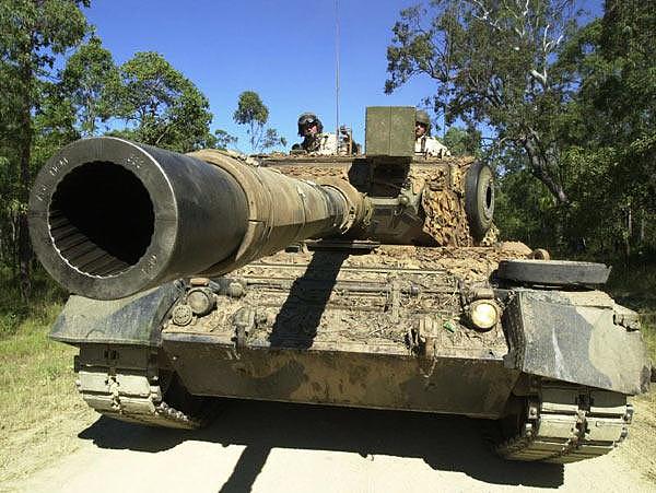 2公里开外轻松击穿印度T-90！解放军15式坦克主炮有多恐怖？