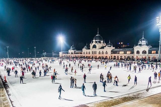 穿好你的靴子：世界各地10处迷人的冬季溜冰场，中国一处上榜