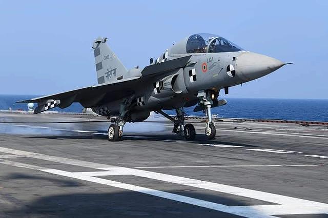 印度舰载版“光辉”战机成功降落航母！印度人：与F-35C平起平坐