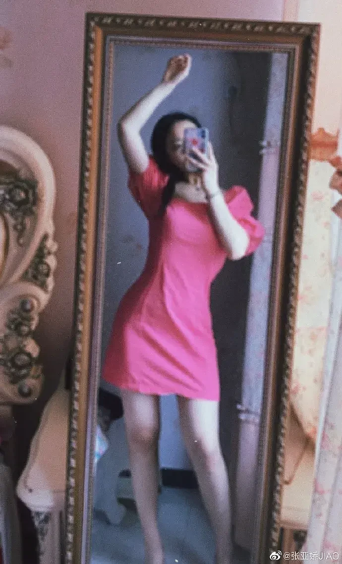 21岁女孩用一张旗袍照展示S型身材，网友：健身女孩真美