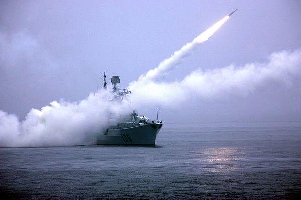 俄伊连射导弹，精确命中多艘模拟敌舰，美紧急叫停航母自由巡航