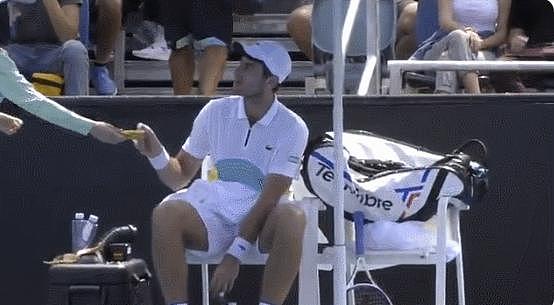 巨婴！澳网男选手要求女球童剥香蕉，球童一脸懵逼，裁判当场驳回