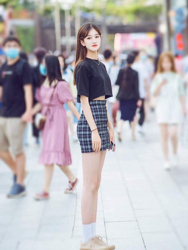 西安女生真会穿，“上短下长”个个都是腿精，比韩国女生时髦多了