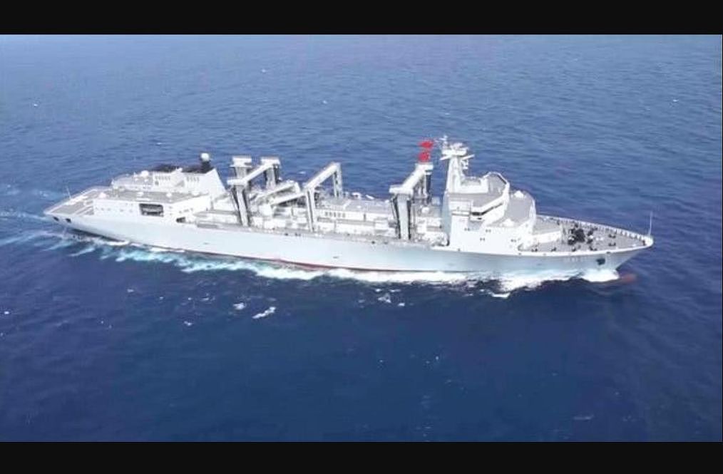 中国猛造5万吨航母奶妈，美军却已悄然转变，逐步放弃快速补给舰