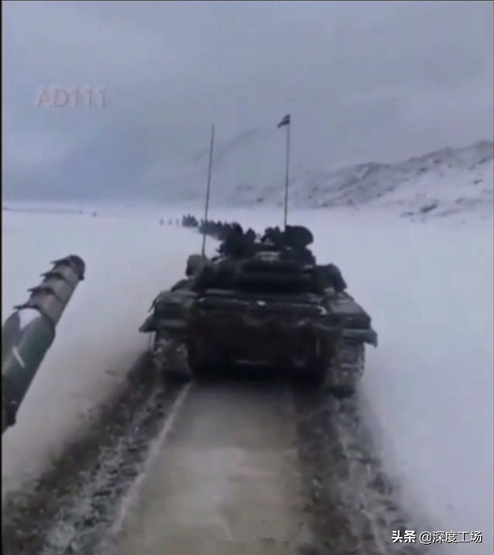 拉达克下雪了，印军坦克成群结队进入山区：一张照片暴露印军底细
