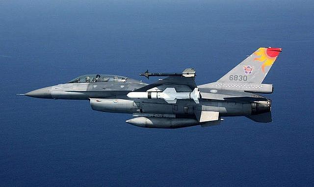 比F-16还厉害，美国人眼中的歼-10C战斗机