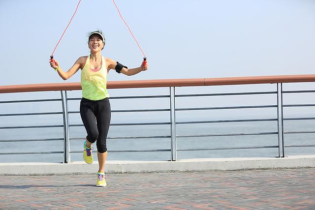 跳绳15分钟=慢跑30分钟！如何利用跳绳减肥？