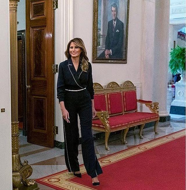 梅拉尼娅穿连体裤亮相！被丈夫手下献殷勤，总统夫人“心花怒放”