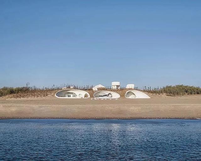 面朝大海隐藏于沙丘：用建筑和艺术来捍卫自然