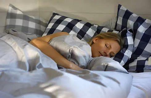 常常失眠入睡难，1味中药塞进枕头，枕着睡，睡得香，大脑更健康