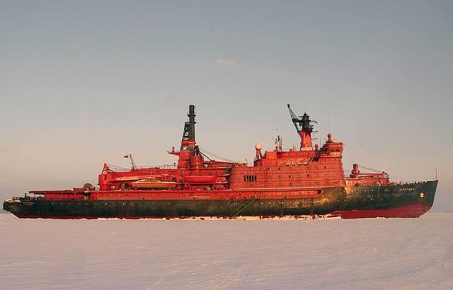 北极巨兽：3万吨，8万马力，冲破3米厚冰层，世界最强核子破冰船
