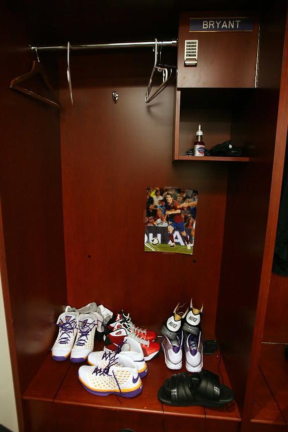 球王相惜！科比生前衣柜贴梅西签名照 称赞：他爱足球就像我爱篮球